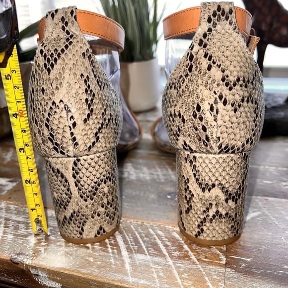 Chinese Laundry ankle strap block heel sandal snake print with tan straps - Picture 2 of 11